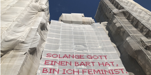 Staubschutzplane am Innsbrucker Dom mit feministischem Spruch. Staubschutzplane am Innsbrucker Dom mit feministischem Spruch.