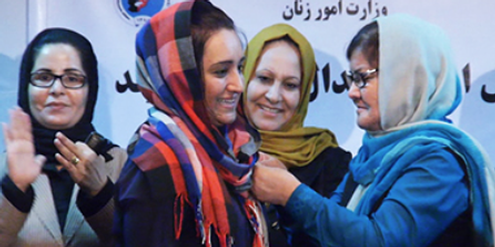 Frauenministerin Dilbar Nazari (rechts) zeichnet mutige Frauenrechtsaktivistinnen aus. Frauenministerin Dilbar Nazari (rechts) zeichnet mutige Frauenrechtsaktivistinnen aus.