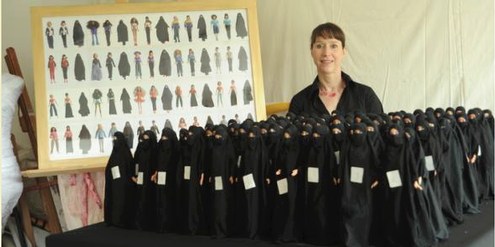 Sabine Reyer mit Installation und einer der verbotenen Fotocollagen. Sabine Reyer mit Installation und einer der verbotenen Fotocollagen.
