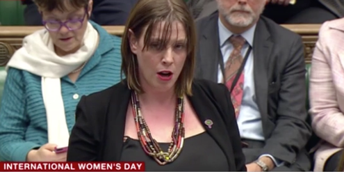 Jess Philips verliest im Parlament die Namen aller Frauen, die letztes Jahr ermordet worden sind. Jess Philips verliest im Parlament die Namen aller Frauen, die letztes Jahr ermordet worden sind.