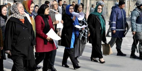Mutige Demonstrantinnen verlangen, dass Frauen in der afghanischen Regierung vertreten sein müssen. Mutige Demonstrantinnen verlangen, dass Frauen in der afghanischen Regierung vertreten sein müssen.