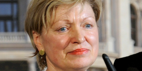 Karin Bergmann übernimmt als erste Frau das Burgtheater in dessen grösster Krise. Karin Bergmann übernimmt als erste Frau das Burgtheater in dessen grösster Krise.