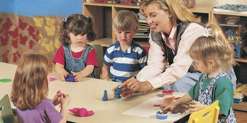Kindergärtnerinnen fordern höhere Löhne, weil die Anforderungen gestiegen sind. Kindergärtnerinnen fordern höhere Löhne, weil die Anforderungen gestiegen sind.