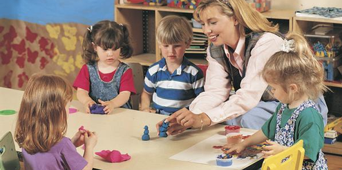 Jüngere Kindergärtnerinnen erhalten höhere Löhne als ältere. Jüngere Kindergärtnerinnen erhalten höhere Löhne als ältere.