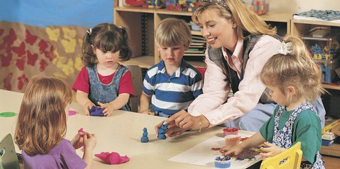 Kindergärtnerinnen fordern höhere Löhne, weil die Anforderungen gestiegen sind. Kindergärtnerinnen fordern höhere Löhne, weil die Anforderungen gestiegen sind.