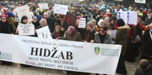 Bosnierinnen demonstrieren gegen das Kopftuchverbot in Justizinstitutionen. Bosnierinnen demonstrieren gegen das Kopftuchverbot in Justizinstitutionen.