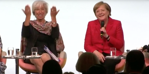 Christine Lagarde ermuntert Angela Merkel, sich als Feministin zu bekennen. Christine Lagarde ermuntert Angela Merkel, sich als Feministin zu bekennen.