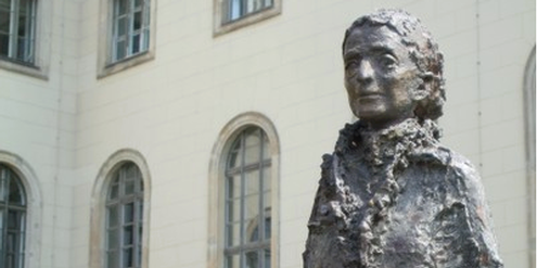 Lise-Meitner-Denkmal im Ehrenhof der Humboldt-Universität. Lise-Meitner-Denkmal im Ehrenhof der Humboldt-Universität.