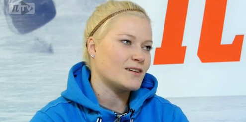 Die finnische Nationaltorhüterin Noora Räty spielt als Profi bei einem Männer-Team. Die finnische Nationaltorhüterin Noora Räty spielt als Profi bei einem Männer-Team.