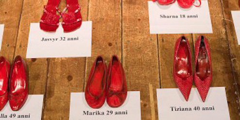 In Italien erinnerten am «Tag gegen Gewalt an Frauen» rote Schuhe an die Opfer häuslicher Gewalt. In Italien erinnerten am «Tag gegen Gewalt an Frauen» rote Schuhe an die Opfer häuslicher Gewalt.