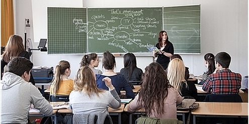 In Sekundarschulen und Gymnasien geben Mädchen den Ton an. In Sekundarschulen und Gymnasien geben Mädchen den Ton an.