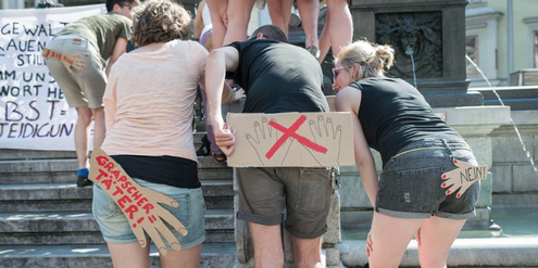 Erfolgreich: Flashmob «Mei OASCH gheat mia!» für eine genauere Definition der sexuellen Belästigung. Erfolgreich: Flashmob «Mei OASCH gheat mia!» für eine genauere Definition der sexuellen Belästigung.