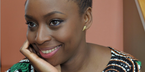 Die Autorin Chimamanda Ngozi Adichie ist auf der Liste der inspirierenden Frauen. Die Autorin Chimamanda Ngozi Adichie ist auf der Liste der inspirierenden Frauen.