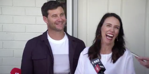 Premierministerin Jacinda Ardern und ihr Partner Clarke Gayford sind Eltern geworden. Premierministerin Jacinda Ardern und ihr Partner Clarke Gayford sind Eltern geworden.