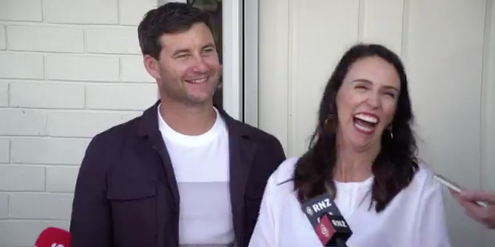 Premierministerin Jacinda Ardern und ihr Partner Clarke Gayford freuen sich auf ihr erstes Kind. Premierministerin Jacinda Ardern und ihr Partner Clarke Gayford freuen sich auf ihr erstes Kind.