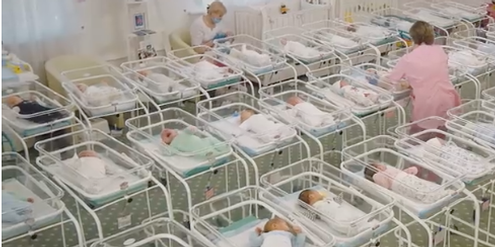 Hotelzimmer in Kiew: Pflegerinnen versorgen die Babys von Leihmüttern. Hotelzimmer in Kiew: Pflegerinnen versorgen die Babys von Leihmüttern.