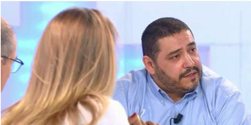 Redouane Ahrouch schaute Moderatorin Emmanuelle Praet nicht an, wenn sie mit ihm sprach. Redouane Ahrouch schaute Moderatorin Emmanuelle Praet nicht an, wenn sie mit ihm sprach.