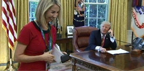 Caitriona Perry entfernt sich lächelnd von Donald Trump. Caitriona Perry entfernt sich lächelnd von Donald Trump.