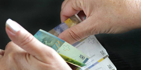 In der Schweiz ist die unbezahlte Arbeit 408 Milliarden Franken (460 Millionen Euro) wert. In der Schweiz ist die unbezahlte Arbeit 408 Milliarden Franken (460 Millionen Euro) wert.