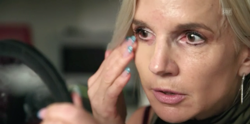 Corinne T. hat blaue Flecken jahrelang überschminkt. Corinne T. hat blaue Flecken jahrelang überschminkt.