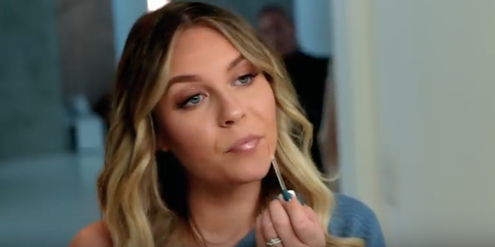 Dagi Bee, eine der bliebtesten deutschen YouTuberinnen, gibt Schminktipps. Dagi Bee, eine der bliebtesten deutschen YouTuberinnen, gibt Schminktipps.
