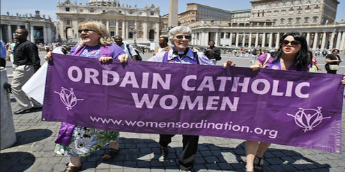 Katholikinnen fordern seit langem die Weihe von Frauen zu Priesterinnen. Katholikinnen fordern seit langem die Weihe von Frauen zu Priesterinnen.