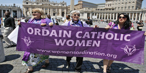 Katholikinnen fordern seit langem die Weihe von Frauen zu Priesterinnen. Katholikinnen fordern seit langem die Weihe von Frauen zu Priesterinnen.