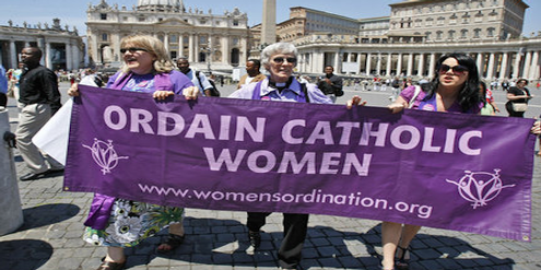 Katholikinnen fordern seit langem die Weihe von Frauen zu Priesterinnen. Katholikinnen fordern seit langem die Weihe von Frauen zu Priesterinnen.
