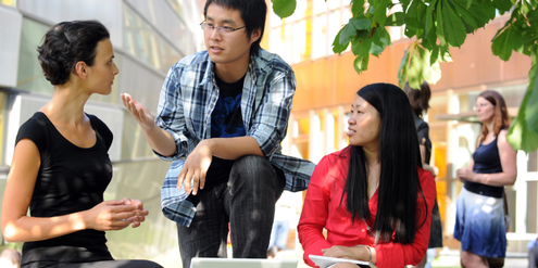Studierende auf dem Campus der FU Berlin, die im Gleichstellungs-Ranking an der Spitze steht. Studierende auf dem Campus der FU Berlin, die im Gleichstellungs-Ranking an der Spitze steht.