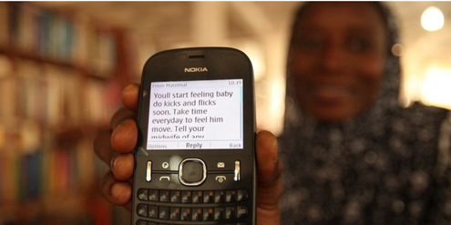 Eine Mutter in Ghana erhält per SMS Tipps für eine gesunde Schwangerschaft Eine Mutter in Ghana erhält per SMS Tipps für eine gesunde Schwangerschaft