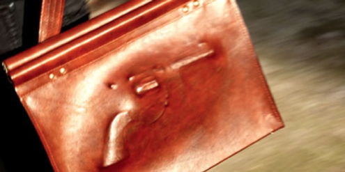 Wegen dieser Tasche mit dem Abdruck einer Pistole musste eine Frau eine Geldstrafe zahlen. Wegen dieser Tasche mit dem Abdruck einer Pistole musste eine Frau eine Geldstrafe zahlen.