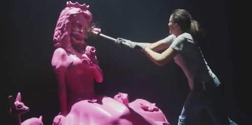 In Hornbach-Werbung zerschlägt Frau rosarote Klischees. In Hornbach-Werbung zerschlägt Frau rosarote Klischees.