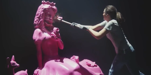 Hornbach-Werbung: Frau zerschlägt mit Vorschlaghammer rosarote Prinzessin. Hornbach-Werbung: Frau zerschlägt mit Vorschlaghammer rosarote Prinzessin.