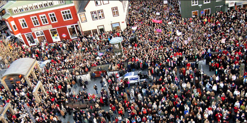 Tausende Isländerinnen demonstrierten letzten Herbst in Reykjavik für gleiche Löhne. Tausende Isländerinnen demonstrierten letzten Herbst in Reykjavik für gleiche Löhne.
