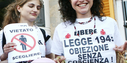 Junge Italienerinnen fordern, dass das Recht der Frauen auf eine Abtreibung Vorrang hat. Junge Italienerinnen fordern, dass das Recht der Frauen auf eine Abtreibung Vorrang hat.