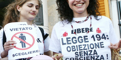 Junge Italienerinnen fordern, dass das Recht der Frauen auf eine Abtreibung Vorrang hat. Junge Italienerinnen fordern, dass das Recht der Frauen auf eine Abtreibung Vorrang hat.