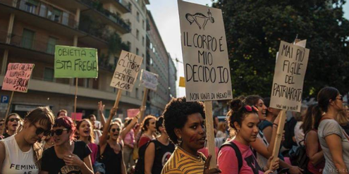 Bereits letzten Herbst demonstrierten in Italien Zehntausende für Frauenrechte. Bereits letzten Herbst demonstrierten in Italien Zehntausende für Frauenrechte.