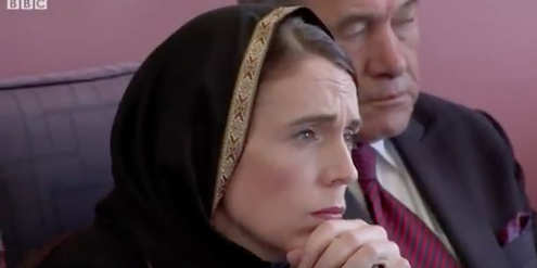 Premierministerin Jacinda Ardern mit Kopftuch. Premierministerin Jacinda Ardern mit Kopftuch.