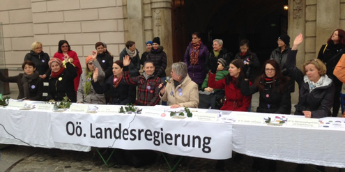 Die Parallel-Regierung tagt öffentlichkeitswirksam vor dem Parlamentsgebäude. Die Parallel-Regierung tagt öffentlichkeitswirksam vor dem Parlamentsgebäude.