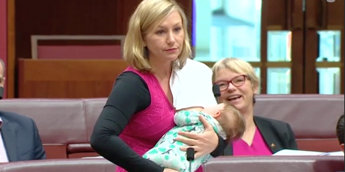Larissa Waters während ihrer historischen Rede mit Baby im australischen Parlament. Larissa Waters während ihrer historischen Rede mit Baby im australischen Parlament.