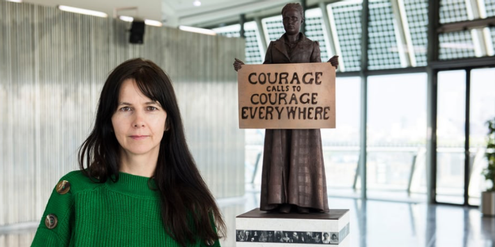Künstlerin Gillian Wearing mit einem Modell der Statue. Künstlerin Gillian Wearing mit einem Modell der Statue.