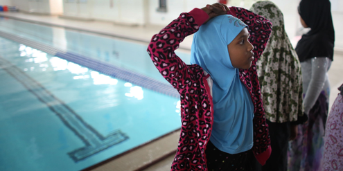 Muslimische Mädchen müssen am Schwimmunterricht teilnehmen, wenn sie den roten Pass wollen. Muslimische Mädchen müssen am Schwimmunterricht teilnehmen, wenn sie den roten Pass wollen.