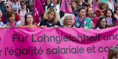 An der nationalen Demonstration in der Schweiz forderten Frauen Lohngleichheit. An der nationalen Demonstration in der Schweiz forderten Frauen Lohngleichheit.