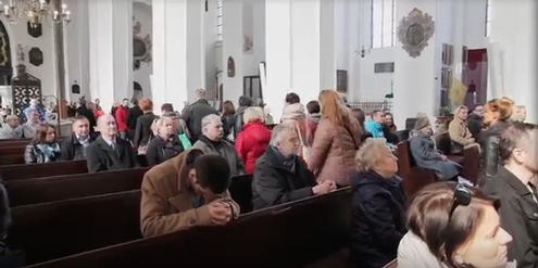 Frauen und einige Männer verlassen eine Kirche, als das Schreiben der Bischöfe verlesen wird. Frauen und einige Männer verlassen eine Kirche, als das Schreiben der Bischöfe verlesen wird.