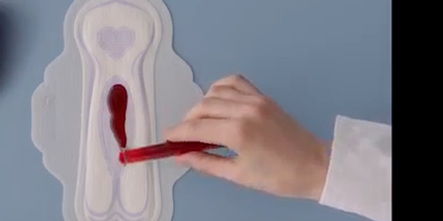 Rote statt blaue Flüssigkeit: Ausschnitt aus dem Bodyform-Werbespot. Rote statt blaue Flüssigkeit: Ausschnitt aus dem Bodyform-Werbespot.