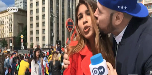 Reporterin Julieth González Therán wird vor laufender Kamera zwangsgeküsst. Reporterin Julieth González Therán wird vor laufender Kamera zwangsgeküsst.
