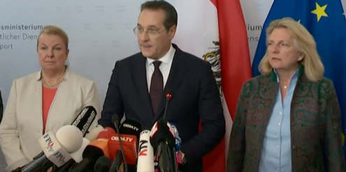«Vaterinszenierung»: Strache mit Krawatte und zwei Ministerinnen bei seiner Rücktrittserklärung. «Vaterinszenierung»: Strache mit Krawatte und zwei Ministerinnen bei seiner Rücktrittserklärung.