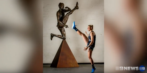 Footballerin Tayla Harris mit der Statue, die den Schuss zeigt, der Frauenhasser mobilisierte. Footballerin Tayla Harris mit der Statue, die den Schuss zeigt, der Frauenhasser mobilisierte.