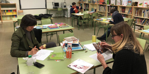 Mütter überprüfen Kinderbücher in der Bibliothek der Tàber-Schule. Mütter überprüfen Kinderbücher in der Bibliothek der Tàber-Schule.