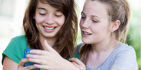 Mädchen verbringen mehr Zeit in virtuellen Netzwerken als Jungen. Mädchen verbringen mehr Zeit in virtuellen Netzwerken als Jungen.